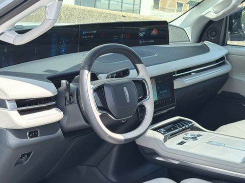 New 2026 Lincoln Navigator Reserve AWD/4WD image 17