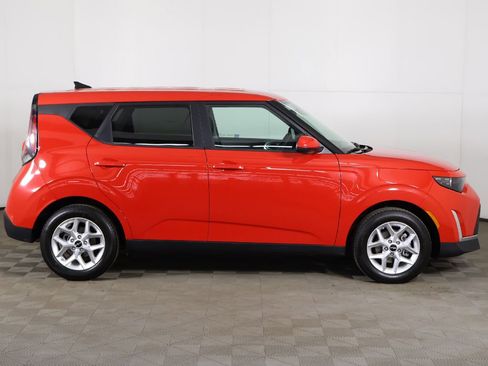 Used 2025 Kia Soul LX w/ LX Technology Package FWD image 17