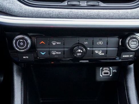 Used 2023 Jeep Compass Latitude image 15