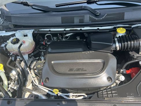 Used 2022 Chrysler Voyager LX FWD image 36