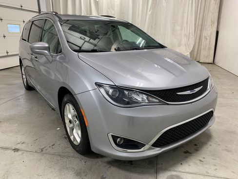 Used 2018 Chrysler Pacifica Touring-L Plus w/ Tire & Wheel Group image 2