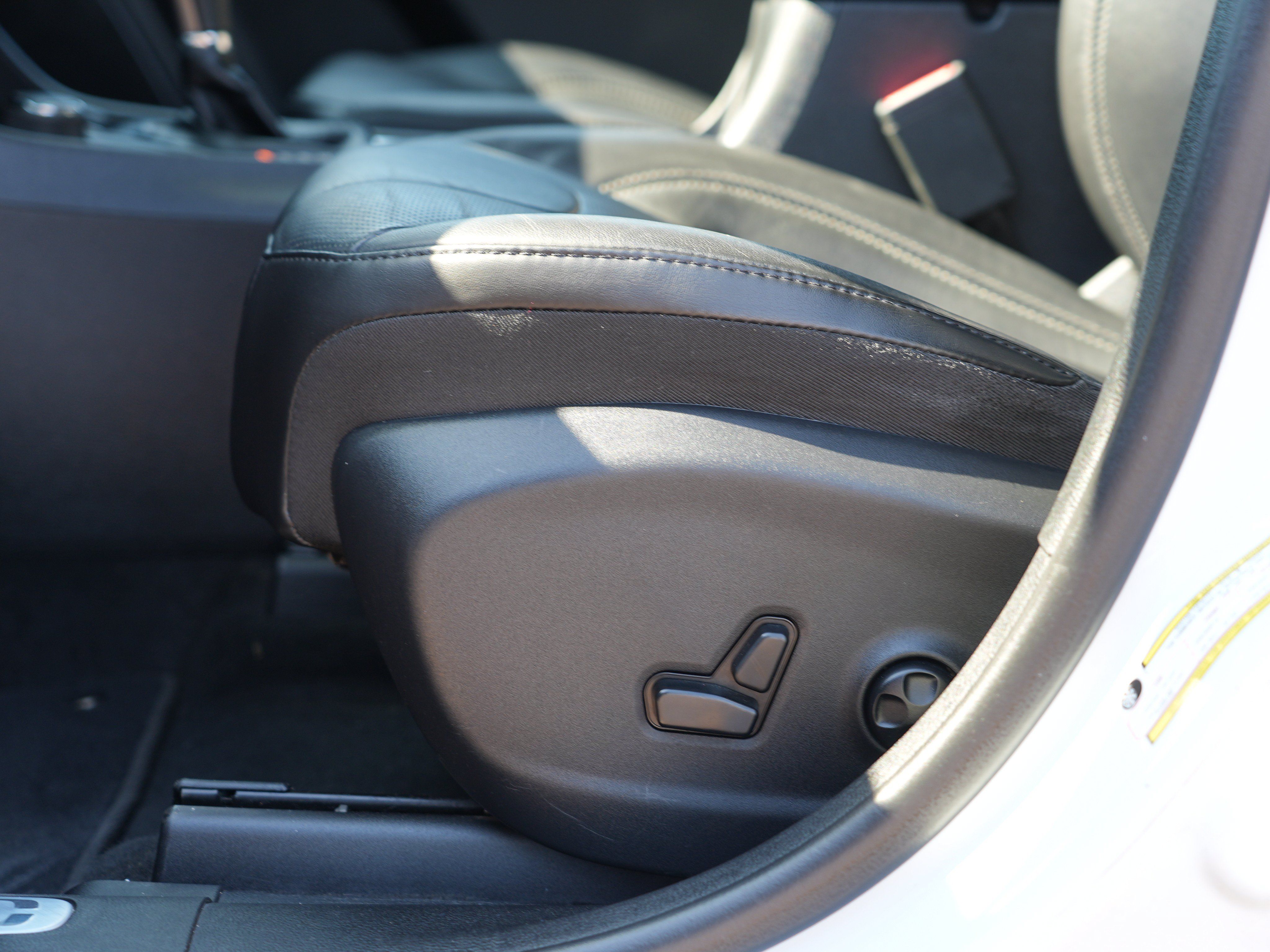 Used 2019 Jeep Cherokee Limited AWD/4WD image 16