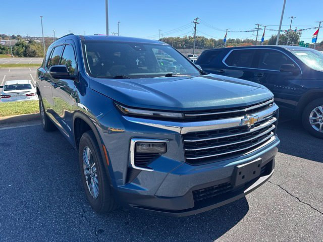 Used 2025 Chevrolet Traverse LT FWD image 3