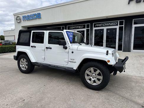 Used 2017 Jeep Wrangler Unlimited Sahara w/ Connectivity Group image 7