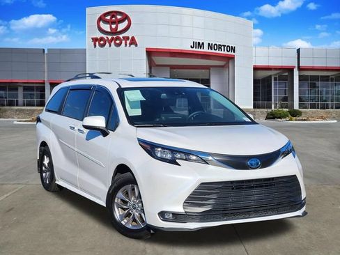 Used 2025 Toyota Sienna XLE AWD/4WD image 1