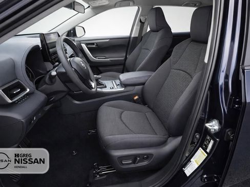 Used 2025 Toyota Highlander LE image 7