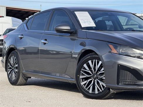 Used 2023 Nissan Altima 2.5 SV image 3