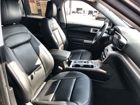 Used 2024 Ford Explorer XLT w/ Equipment Group 202A AWD/4WD image 18