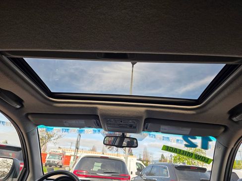 Used 2012 Toyota Highlander Limited w/ Tow Pkg image 23