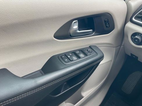 Used 2024 Chrysler Pacifica Touring-L FWD image 19
