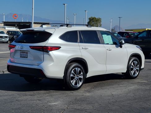 Used 2023 Toyota Highlander XLE FWD image 2