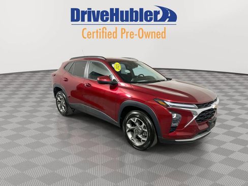 Used 2025 Chevrolet Trax LT w/ LT Convenience Package image 2