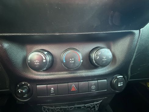 Used 2016 Jeep Wrangler Unlimited Sahara w/ Connectivity Group image 18