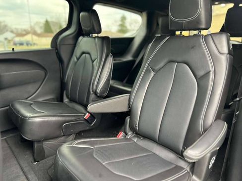 Used 2026 Chrysler Pacifica Select image 16