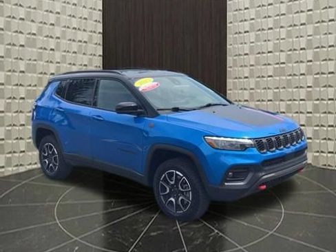 Certified 2025 Jeep Compass Trailhawk w/ Trailhawk Elite Group AWD/4WD image 2