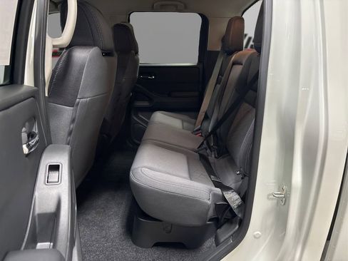 Used 2025 Nissan Frontier SV image 10