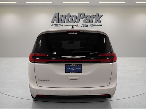 Used 2025 Chrysler Pacifica Select FWD image 9