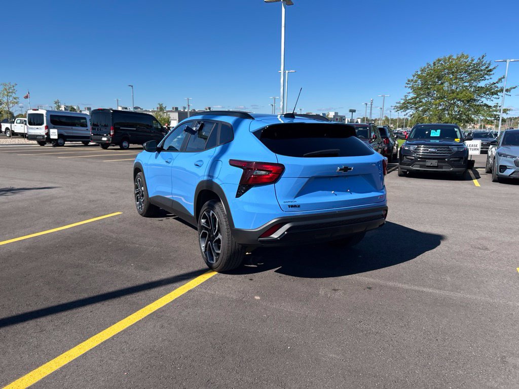 Used 2024 Chevrolet Trax RS w/ Sunroof Package FWD image 8