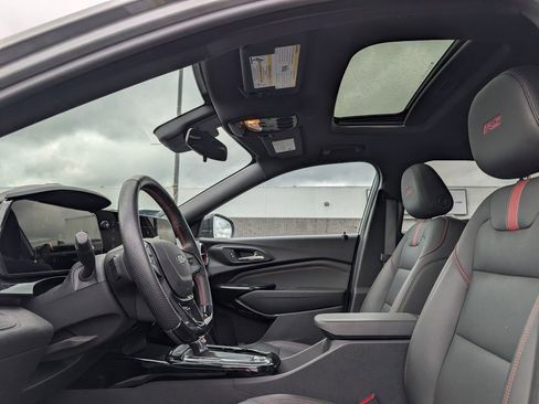 Used 2024 Chevrolet Trax RS w/ Sunroof Package FWD image 9