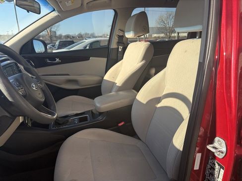 Used 2017 Kia Sorento LX image 12