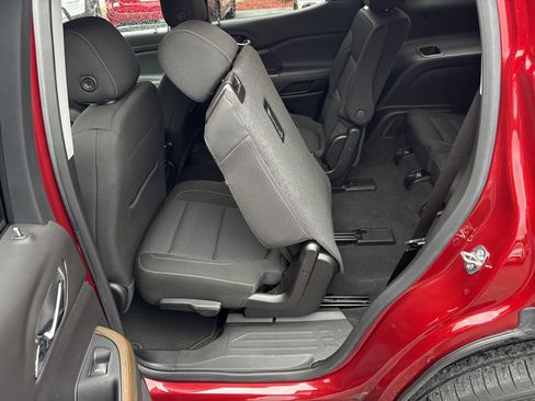 Used 2023 GMC Acadia SLE w/ Driver Convenience Package FWD image 11