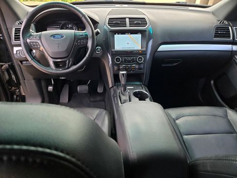 Used 2017 Ford Explorer XLT w/ Equipment Group 202A FWD image 8