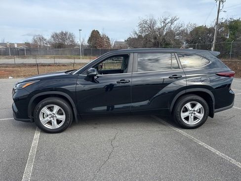 Used 2024 Toyota Highlander LE image 5