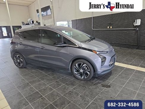 Used 2023 Chevrolet Bolt LT FWD image 2