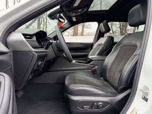 Used 2023 Jeep Grand Cherokee L Laredo AWD/4WD image 16