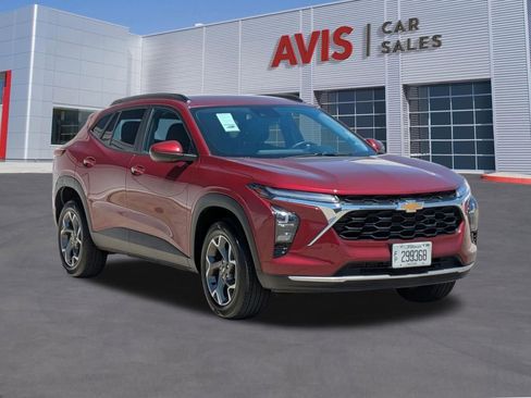 Used 2025 Chevrolet Trax LT w/ LT Convenience Package FWD image 3