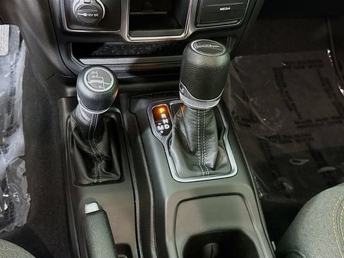 Used 2024 Jeep Gladiator Sport AWD/4WD image 8