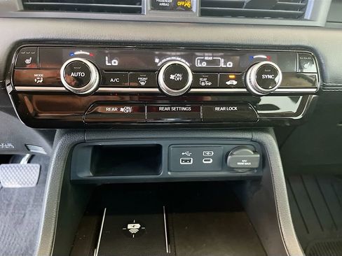 Used 2024 Honda Pilot Touring image 16