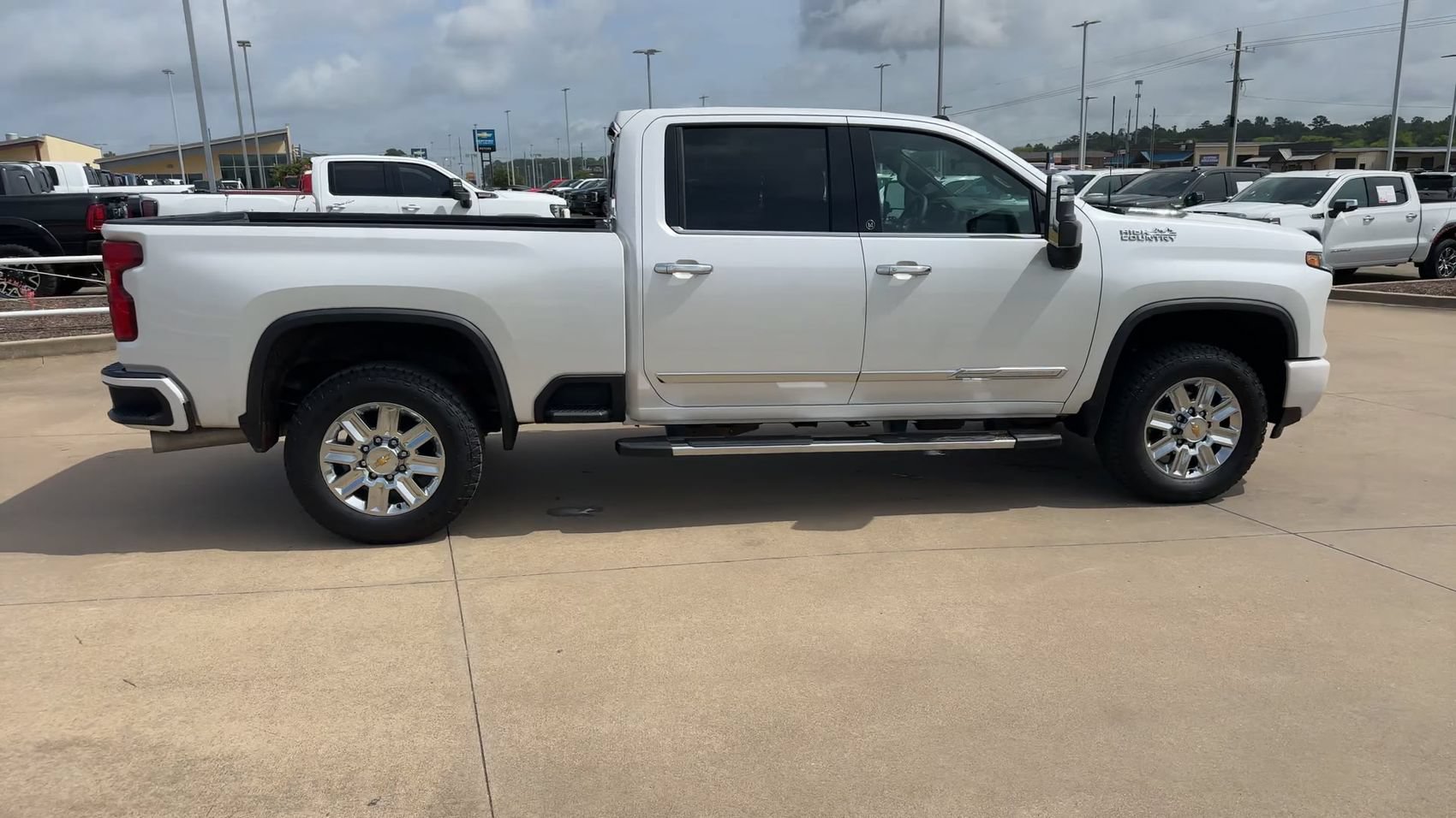 Used 2024 Chevrolet Silverado 2500 High Country w/ Technology Package AWD/4WD image 8