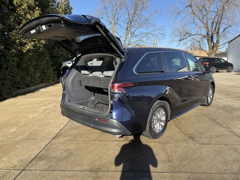 Used 2021 Toyota Sienna XLE image 29