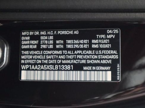Used 2025 Porsche Macan AWD/4WD image 34