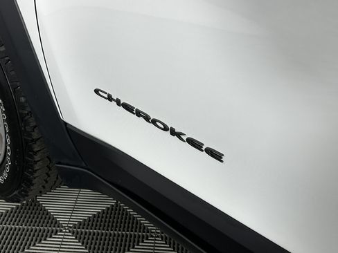 Used 2022 Jeep Cherokee Trailhawk image 17