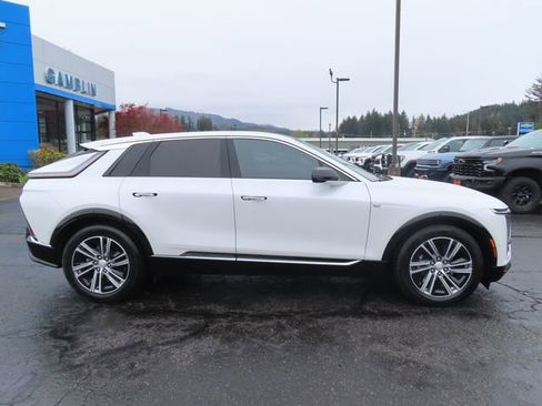 Used 2024 Cadillac Lyriq Luxury RWD image 9