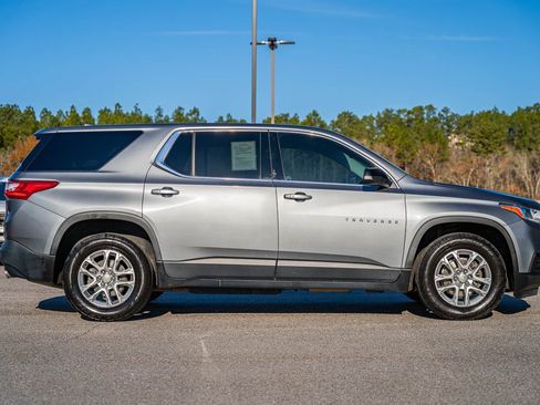 Used 2021 Chevrolet Traverse LS image 8