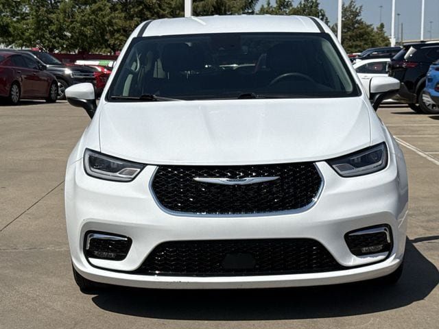 Used 2023 Chrysler Pacifica Touring-L FWD image 7