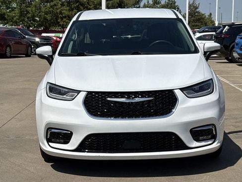 Used 2023 Chrysler Pacifica Touring-L FWD image 7
