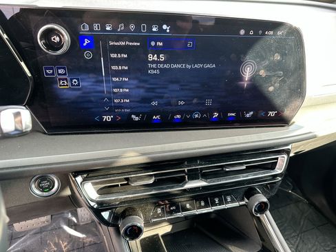 Used 2024 Chevrolet Traverse LT image 16