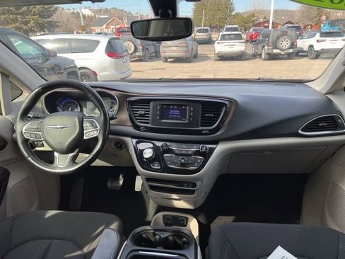 Certified 2019 Chrysler Pacifica Touring-L image 14