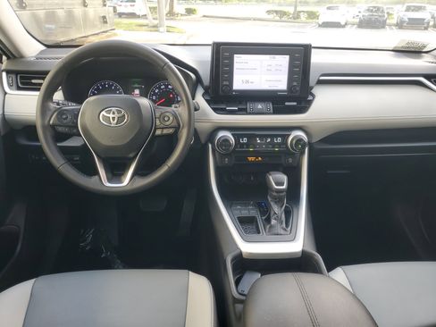 Used 2020 Toyota RAV4 XLE Premium image 11