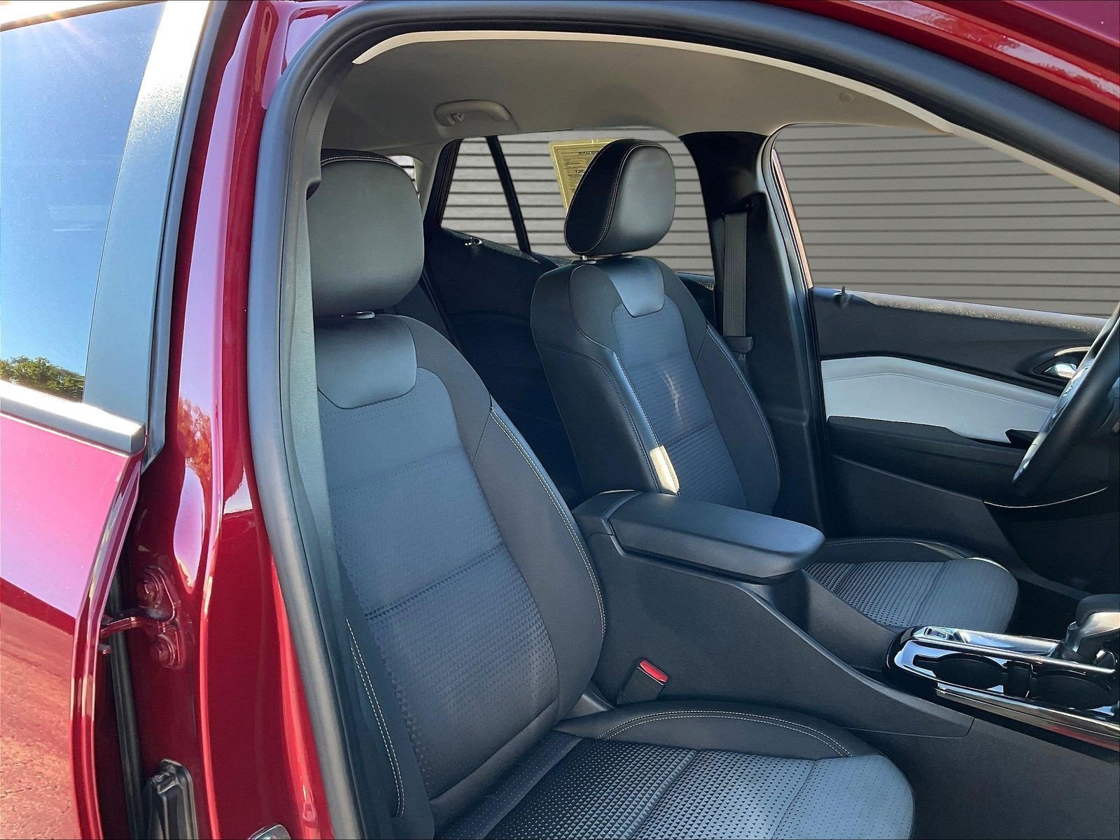 Used 2025 Chevrolet Trax LT w/ LT Convenience Package FWD image 23