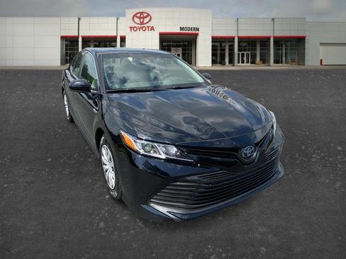 Used 2018 Toyota Camry LE image 3
