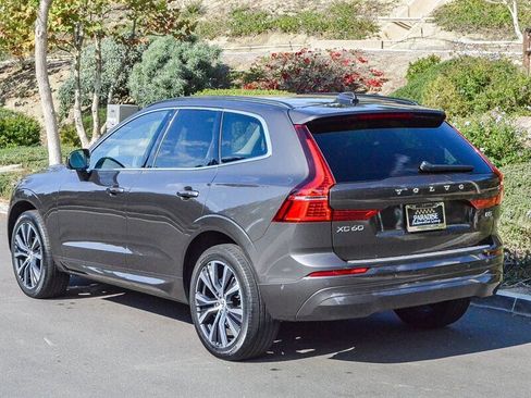 Used 2022 Volvo XC60 B5 Momentum w/ Advanced Package image 4