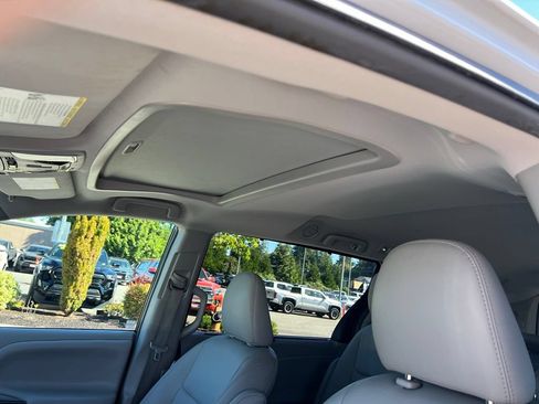 Used 2018 Toyota Sienna XLE w/ XLE Navigation Package FWD image 15
