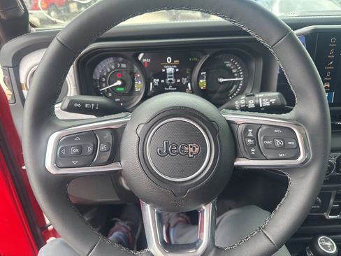 Used 2025 Jeep Wrangler Unlimited Sahara image 12