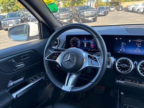 Used 2025 Mercedes-Benz GLB 250 image 36