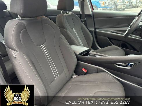 Used 2025 Hyundai Elantra SEL image 14